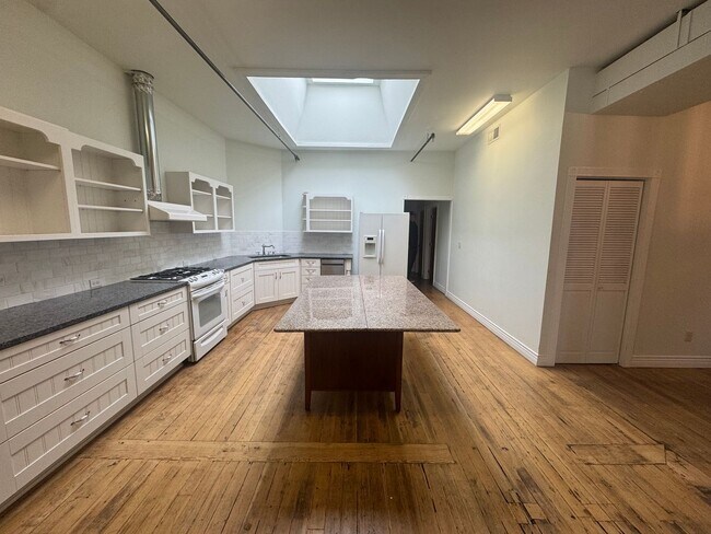 Building Photo - 811 Cook Building