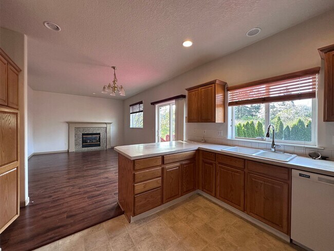 Building Photo - Welcome to this spacious and inviting single-family home w/fully fenced backyard! New Carpet Inst...
