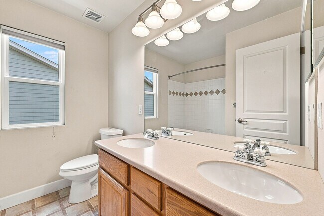 Building Photo - 2202 Hanham Dr