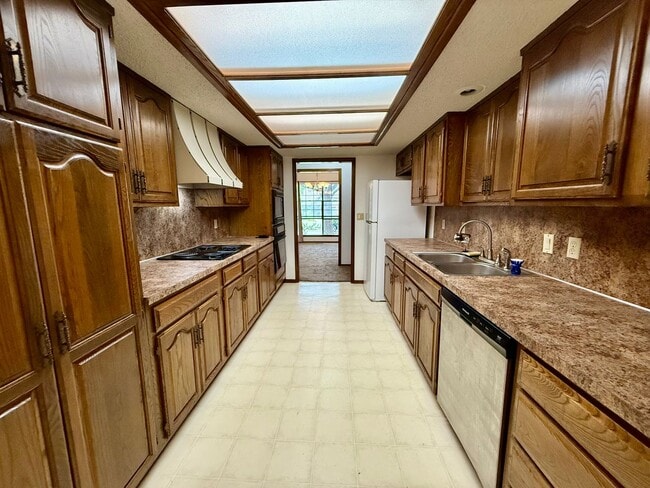 Building Photo - 4BD 2.5 Bath Pet Friendly
