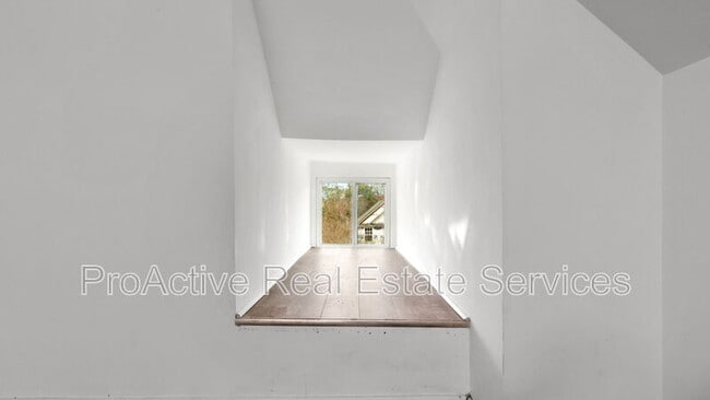 Building Photo - 417 W 30th St