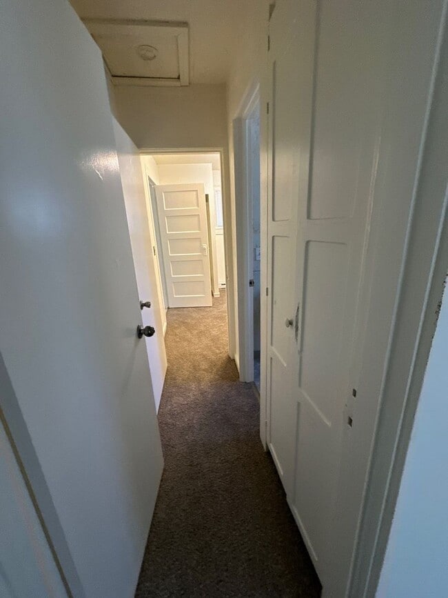 Building Photo - 1826 Summers Ln