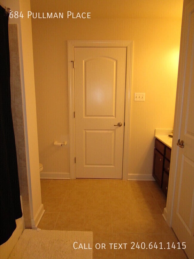 Building Photo - 684 Pullman Pl