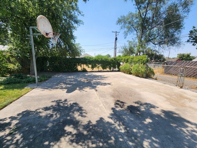 Building Photo - Poplar Grove 3 bd. House! Pets ok! Love the yard!