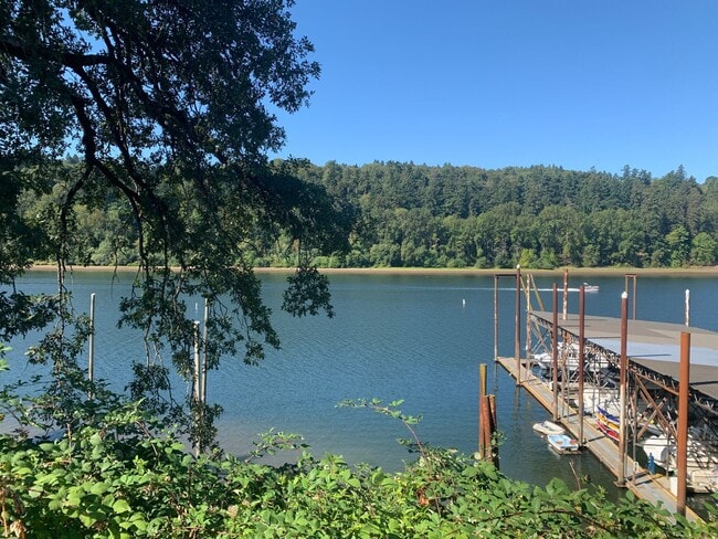 Building Photo - 635 SE Linn St