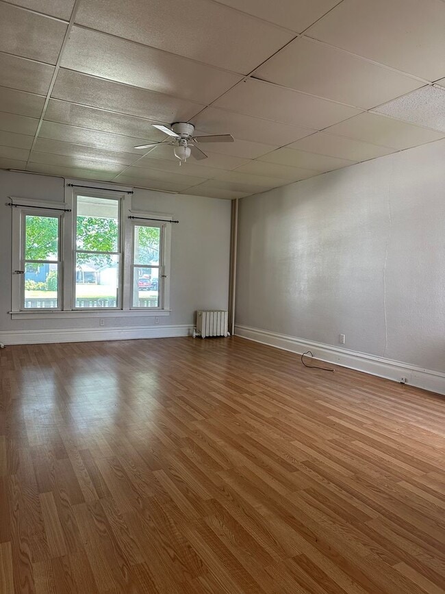 Building Photo - Spacious 1 Bed, 1 Bath in the Heart of Man...