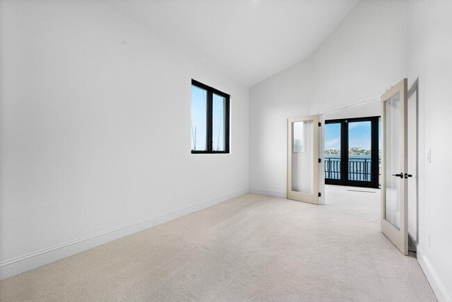 Building Photo - 1 18th Ave S