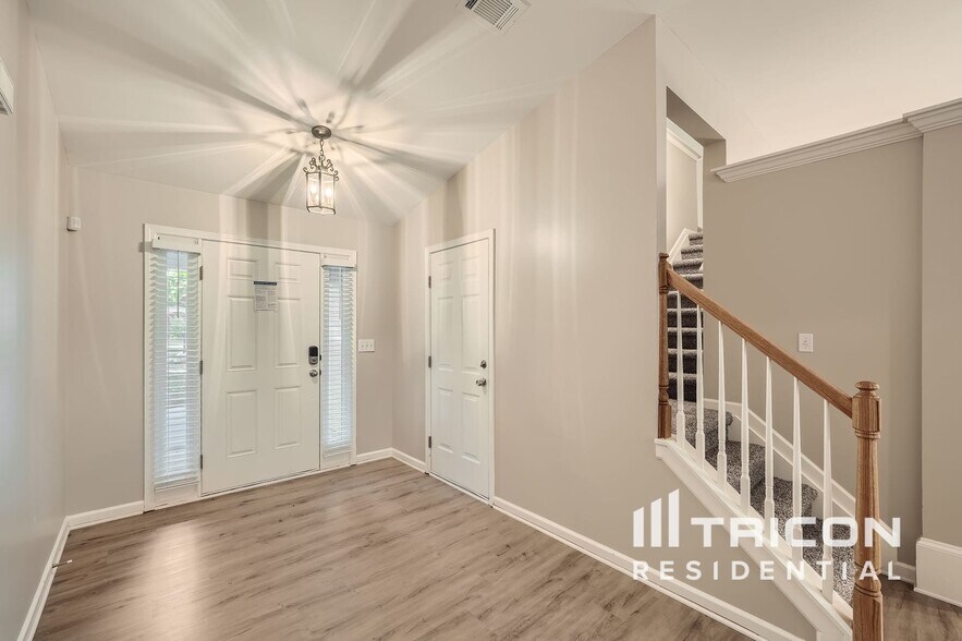 Building Photo - 641 Rock Elm Dr