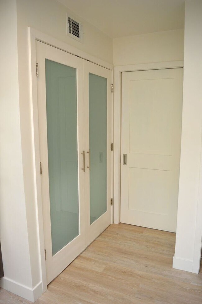 Building Photo - Crest23-25