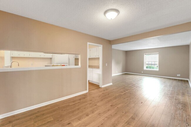 Building Photo - Charming 3BR Condo in Charlotte