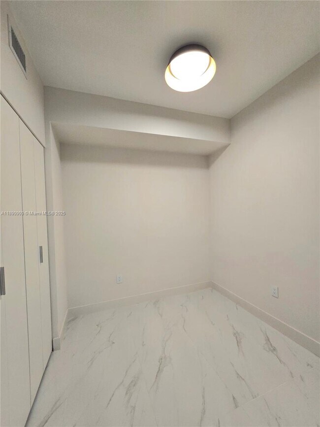 Building Photo - 700 NE 24th St