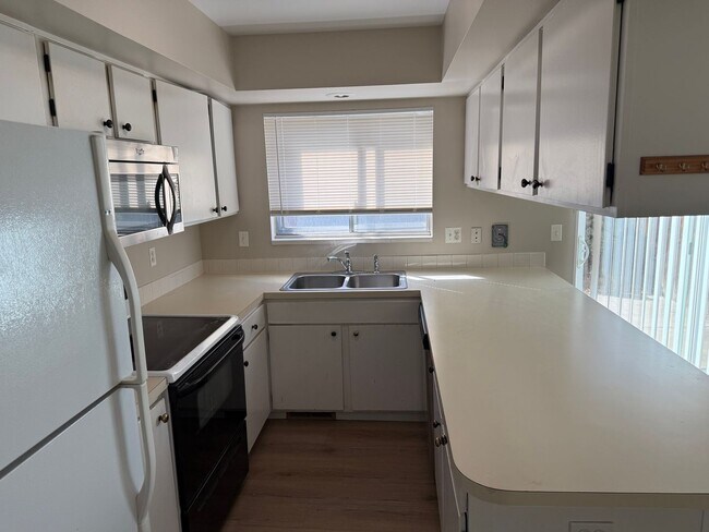 Building Photo - Spacious 2-bed, 1.5-bath Townhouse-Delivers Comfort & Convenience