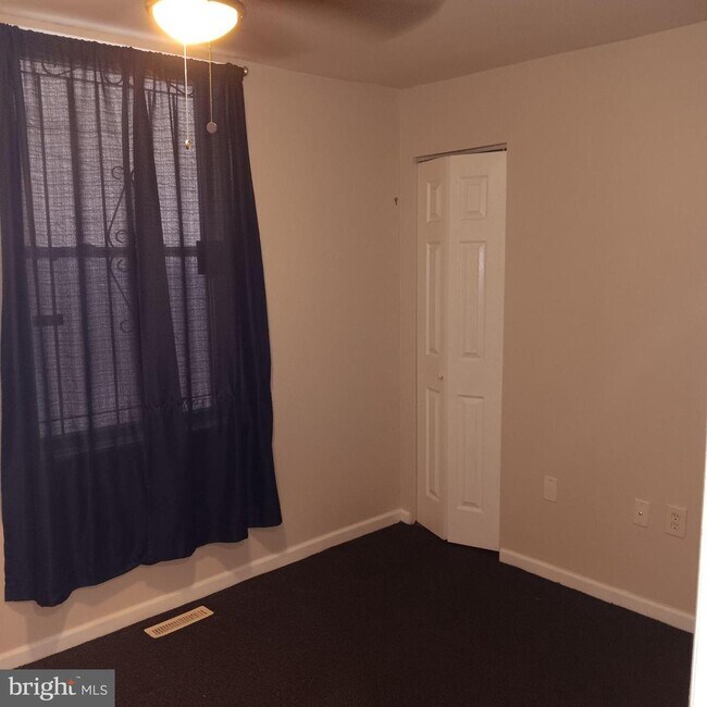 Building Photo - 1732 W Diamond St