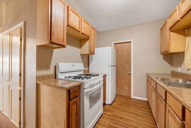 Building Photo - Charming 2 Bed 1 Bath - 2 weeks FREE!