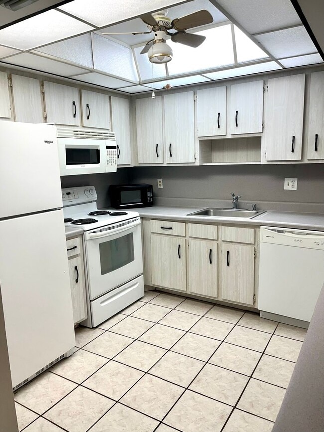 Building Photo - 2/2 First Floor in Poppleton Creek!