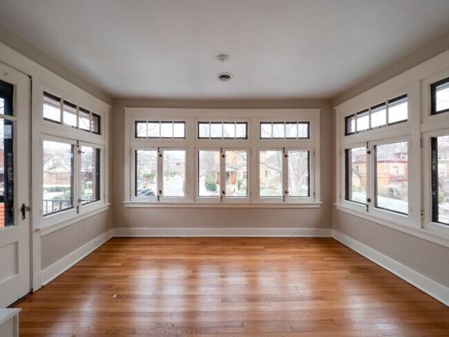 Building Photo - 319 W Hutchinson Ave