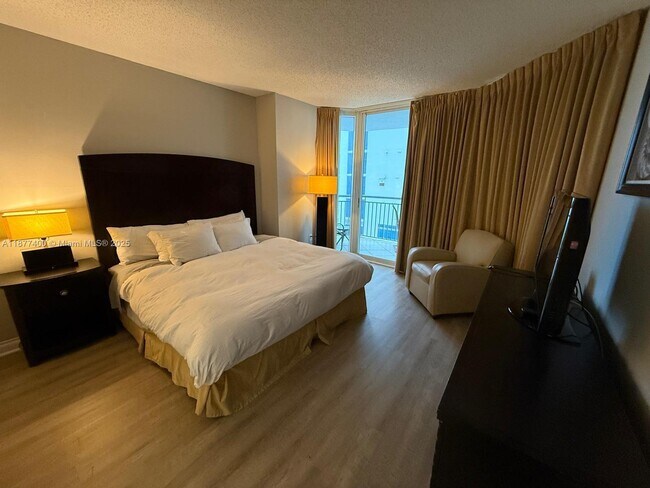 Building Photo - 17375 Collins Ave