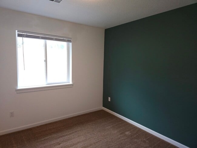 Building Photo - 4Bd/2.5Ba Two Story House - Available to View!