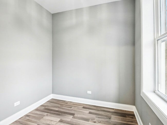 Building Photo - 1806 S Trumbull Ave