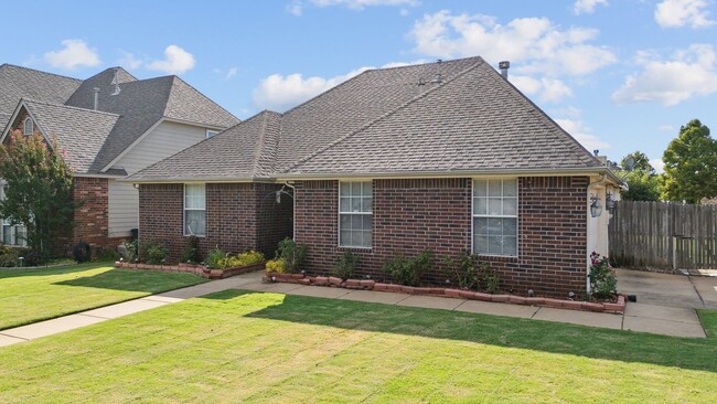 Building Photo - Spacious Home in South Tulsa