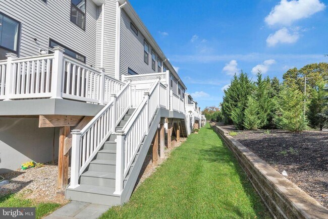 Building Photo - 29 Beachwood Dr