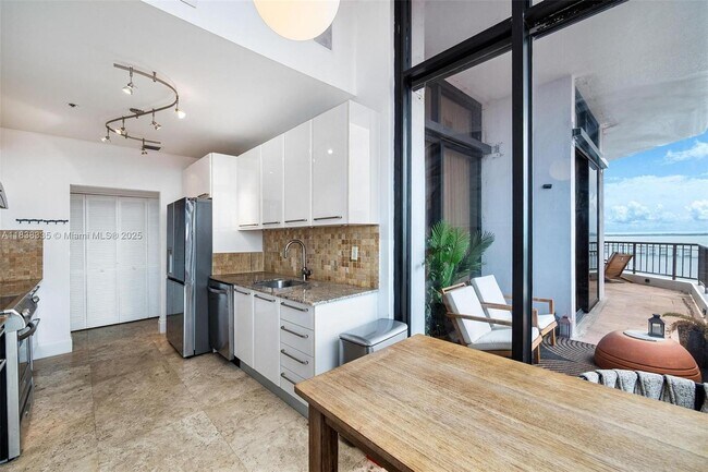 Building Photo - 1581 Brickell Ave