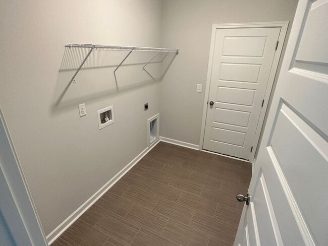 Building Photo - LOCATION, LOCATION, LOCATION! 10 Minutes f...
