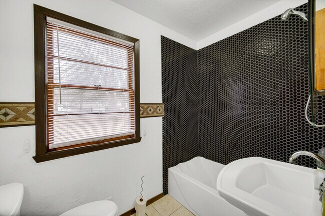 Building Photo - 2611 Ellen Ave