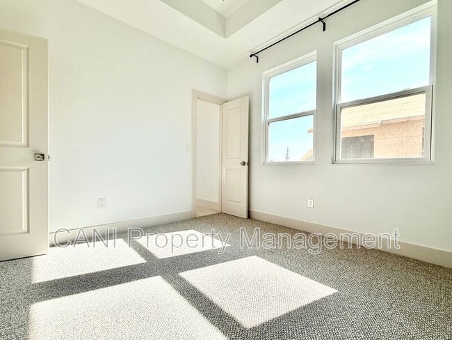 Building Photo - 728 Ellwood Ave