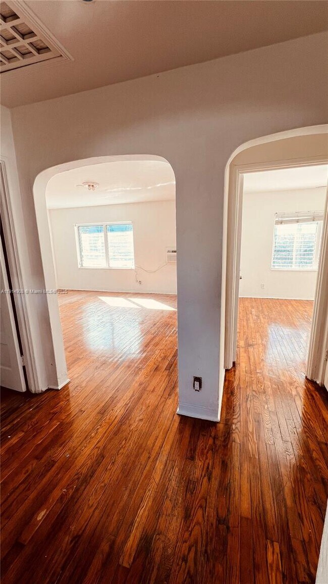 Building Photo - 1845 Bay Rd