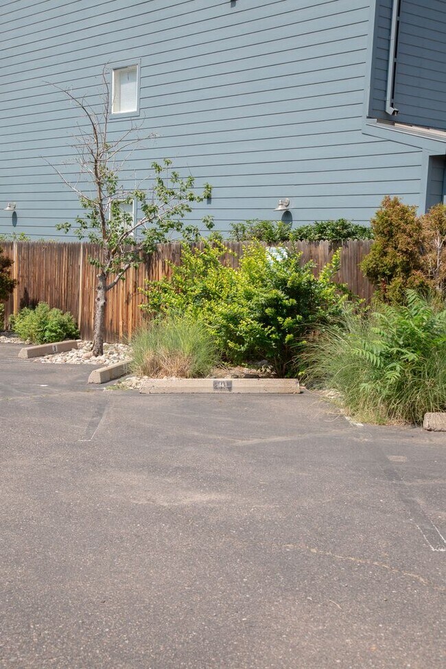 Building Photo - Chic 1-Bedroom Condo in North Capitol Hill...