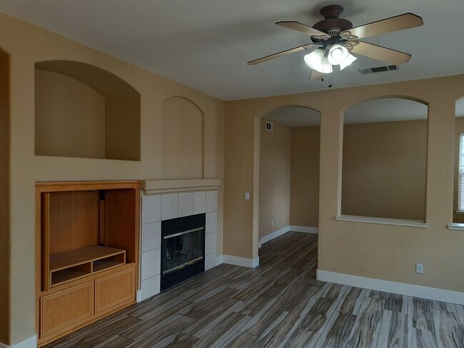 Building Photo - 4 Bedroom 3 Bathroom In Rocklin!