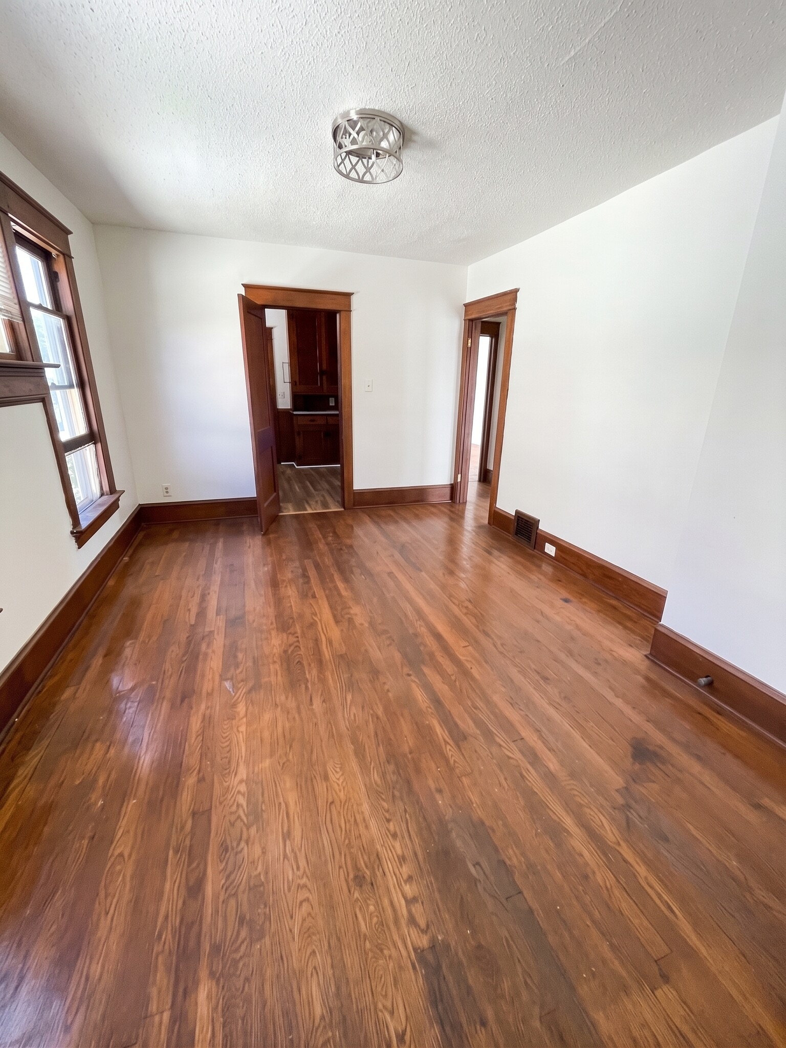 Building Photo - 823 E 29th St