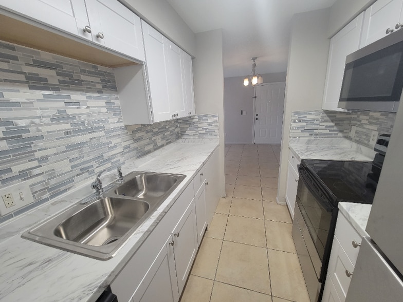 Building Photo - 5303 Summerlin Rd