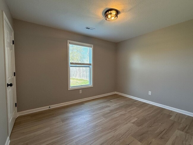 Building Photo - Updated 3 bedroom 2 bath