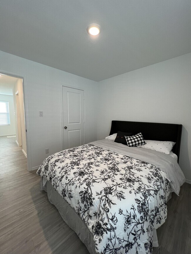 Building Photo - 8523 Grosbeak Cv