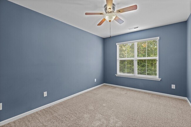 Building Photo - Gorgeous 3 Bedroom Townhome w/ Premium Finishes & Amenities - Pet Friendly!