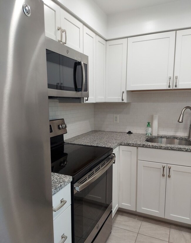 Building Photo - Stunning And Spacious 2-Level, 1 Bedroom, ...