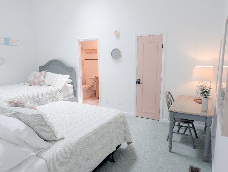 Building Photo - 1095 Plantation Dr W