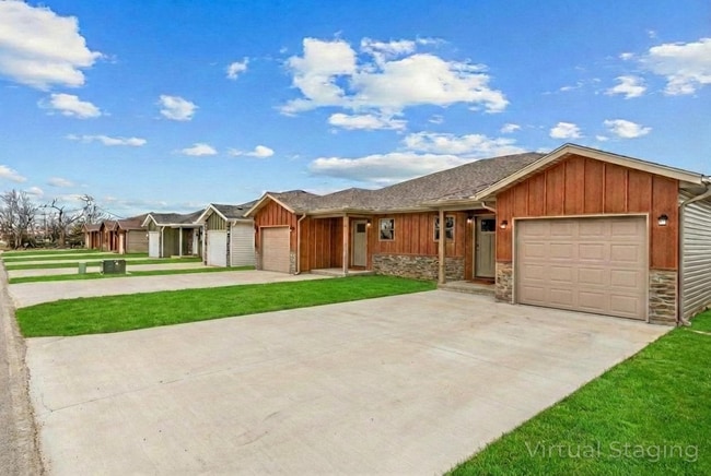 Building Photo - Luxury Lake Living Starts Here – Newer 2 Bed, 2 Bath House in Kimberling City- Year Round Vacatio...