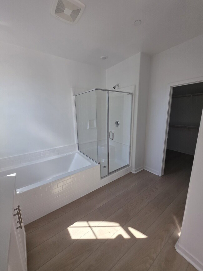 Building Photo - PRICE REDUCTION!! Sycamore Heights Masterpiece "Spacious 3-Bedroom Condo  with 3 Full Baths 1588 ...