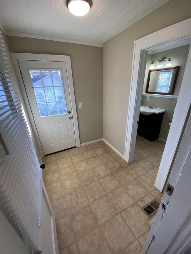 Building Photo - 3 Bedroom House - Grandview Area