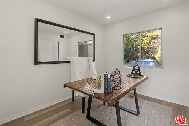 Building Photo - 2612 S Beverly Dr
