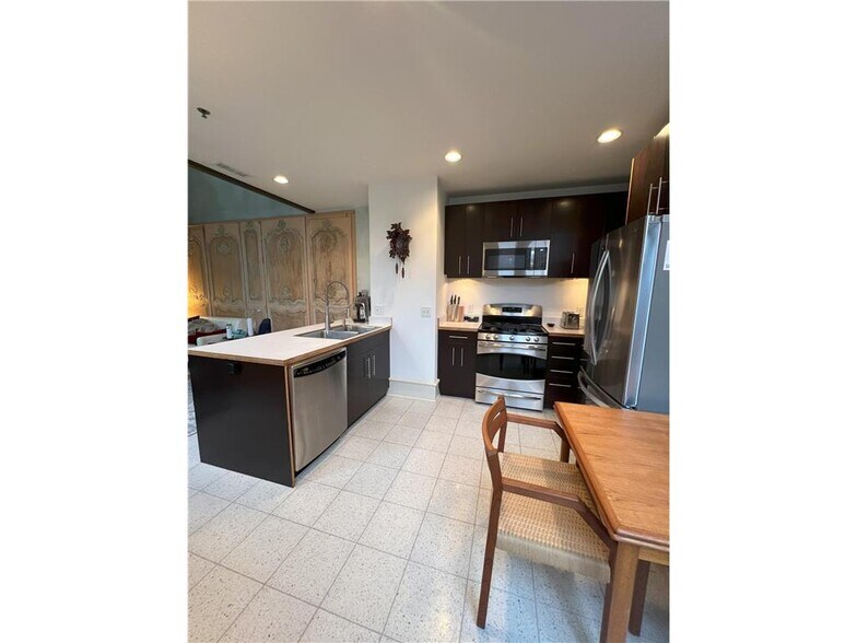 Building Photo - 214 4th St E