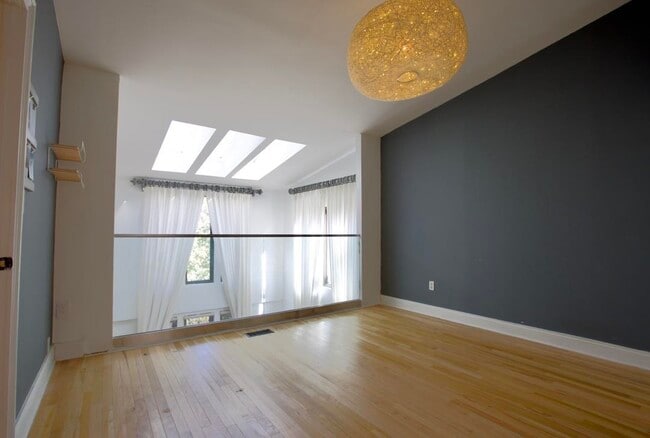 Building Photo - 702 Mainsail Ln