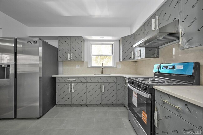 Building Photo - 1684 W 9th St