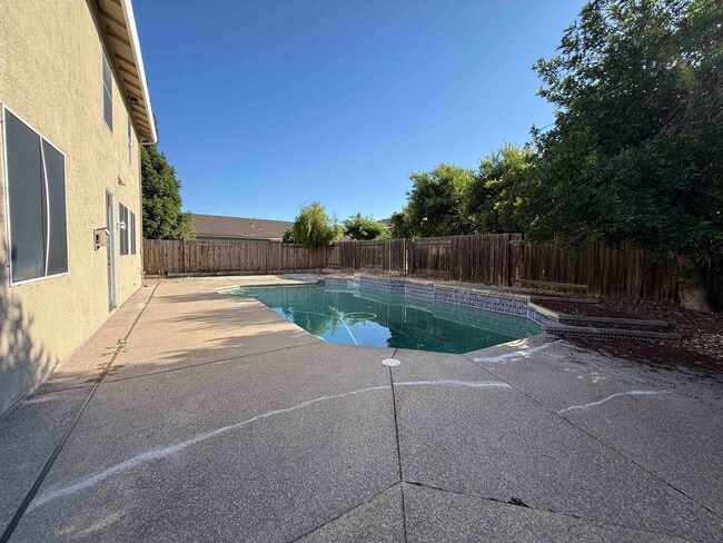 Building Photo - Great 4 Bedroom with Pool