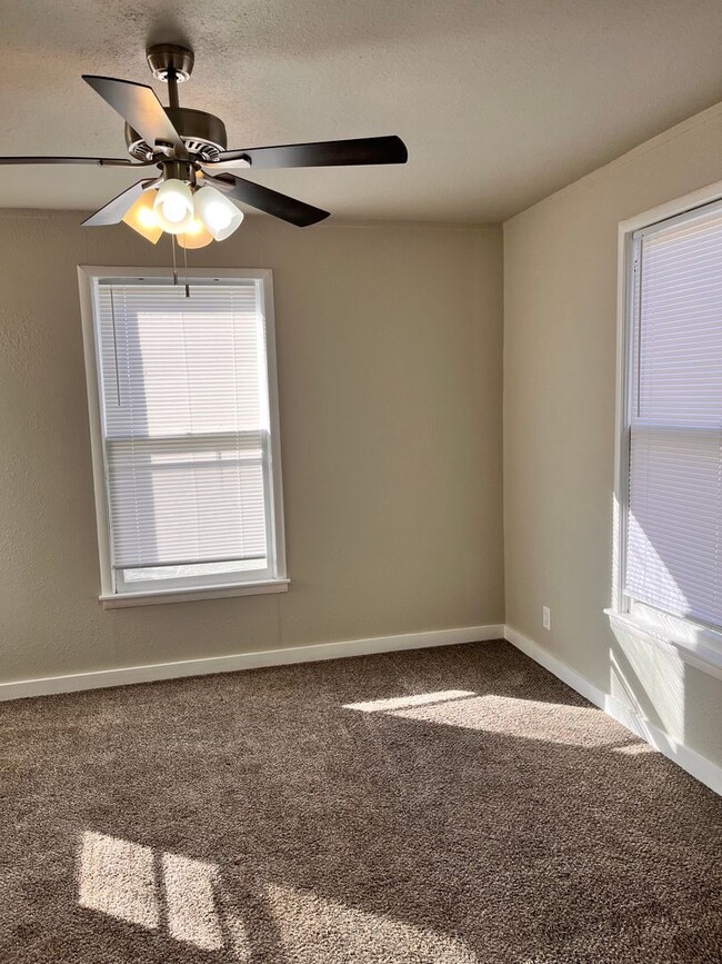 Building Photo - 1123 W Maple Ave