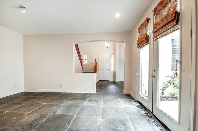 Building Photo - Modern 5 Bedroom in Paseo Del Sol