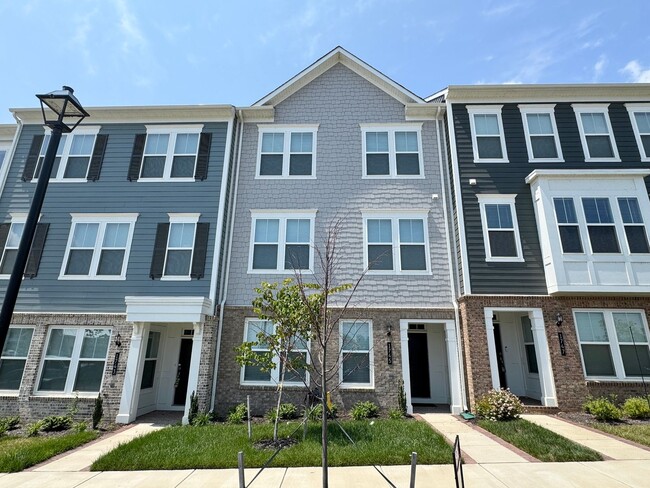 Primary Photo - POTOMAC SHORES - BEAUTIFUL VIEWS! (interne...